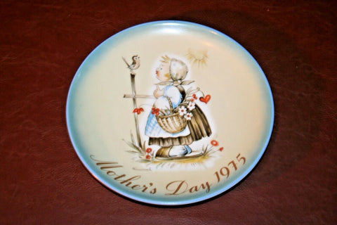 Hummel 1975 Mother's Day Plate - "Message of Love" by Sister Berta Hummel